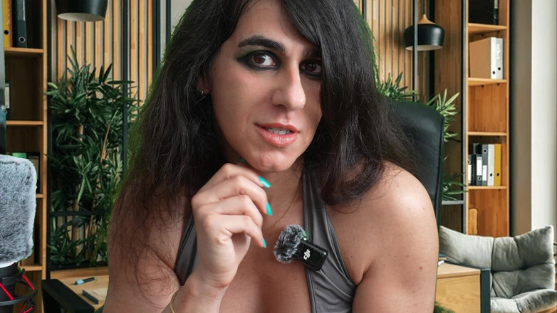 Bella Roma: Pacar seksimu di kantor menuntutmu untuk menyembahnya