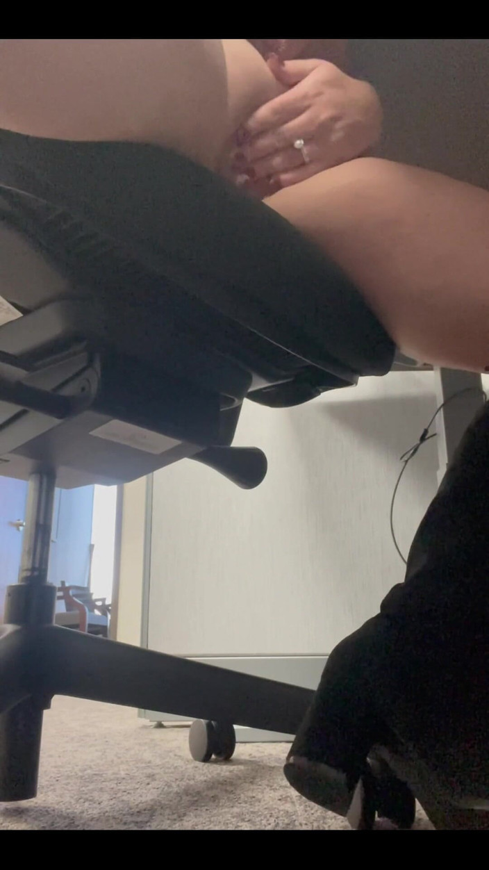 Josie Jaxxon: Masturbieren im büro