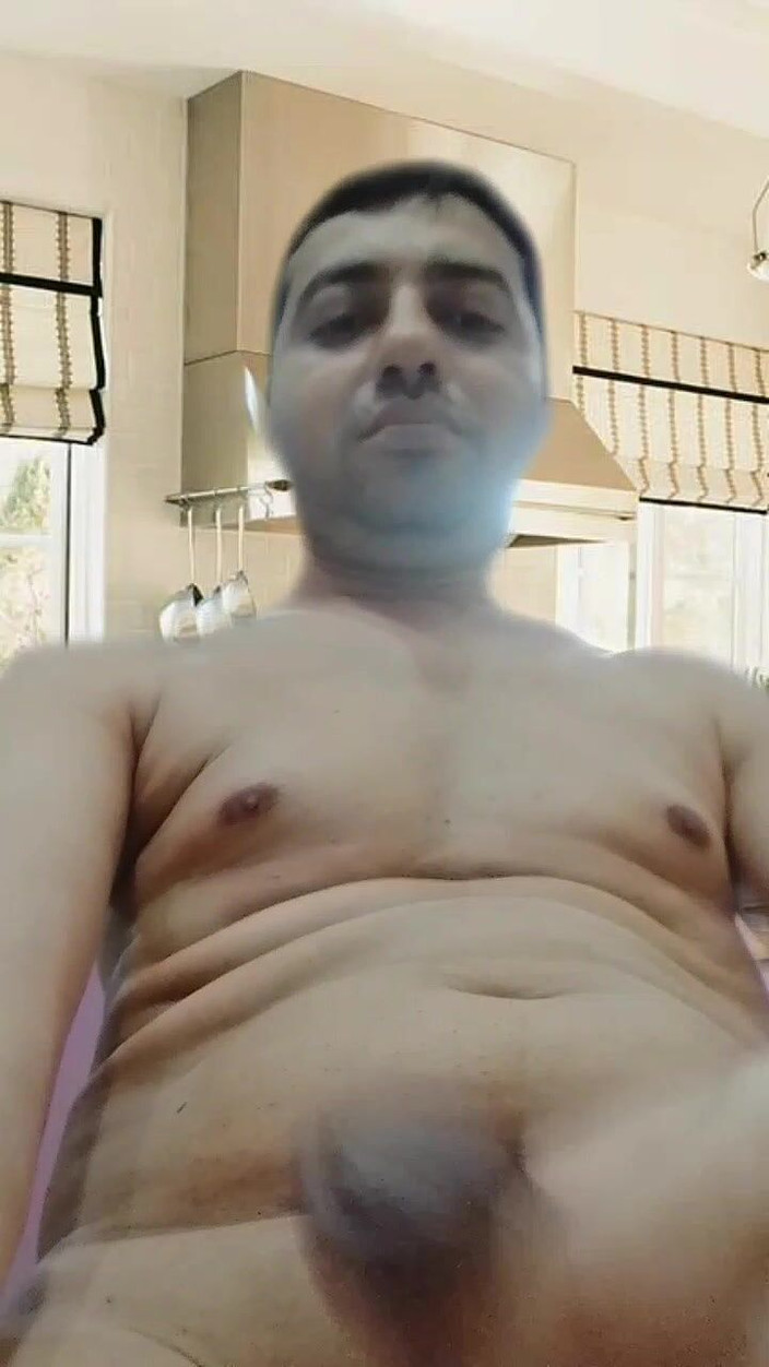 Cute & Nude Crossdresser: Голый паренек на виртуальной кухне в AR Reels.