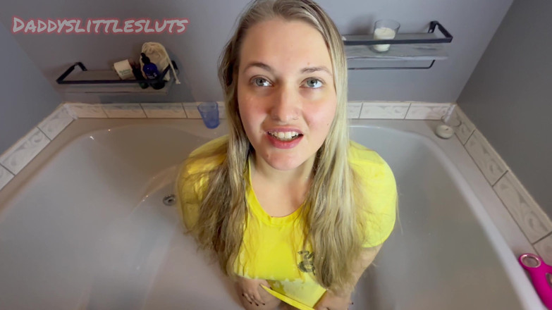 DaddysLittleSluts: Bố tắm cho tôi đi tiểu: )