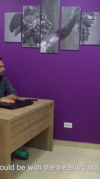 Setiausaha membenarkan saya mengongkeknya tanpa kondom sebagai pertukaran untuk kenaikan gaji