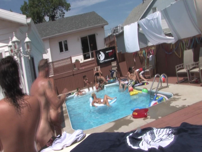 Gangbang team: Jeden pár šuká u bazénu, zatímco ostatní dělají to samé