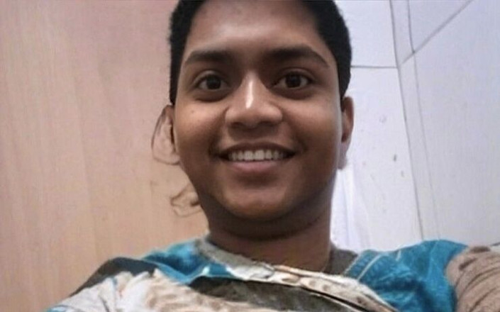 Curvy_Nandhana: Shemale đẹp chèn đồ chơi cho niềm vui.