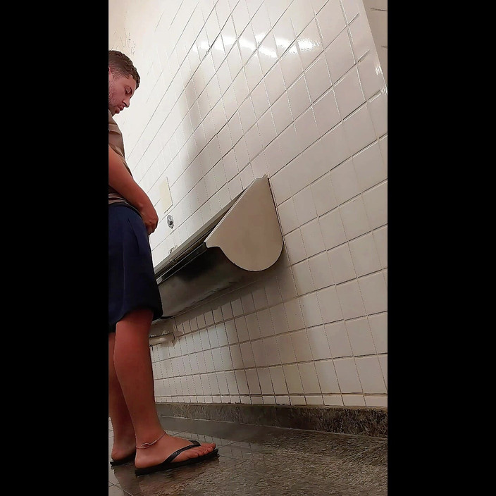 Marcosninfo: Bir şehri ziyaret ettim ve kamu tuvaletinde çıplak oldum.