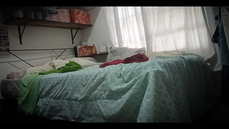 Karmicoxv: 我把手机藏在房间里，她很热辣，有一个大屁股在她身上观看