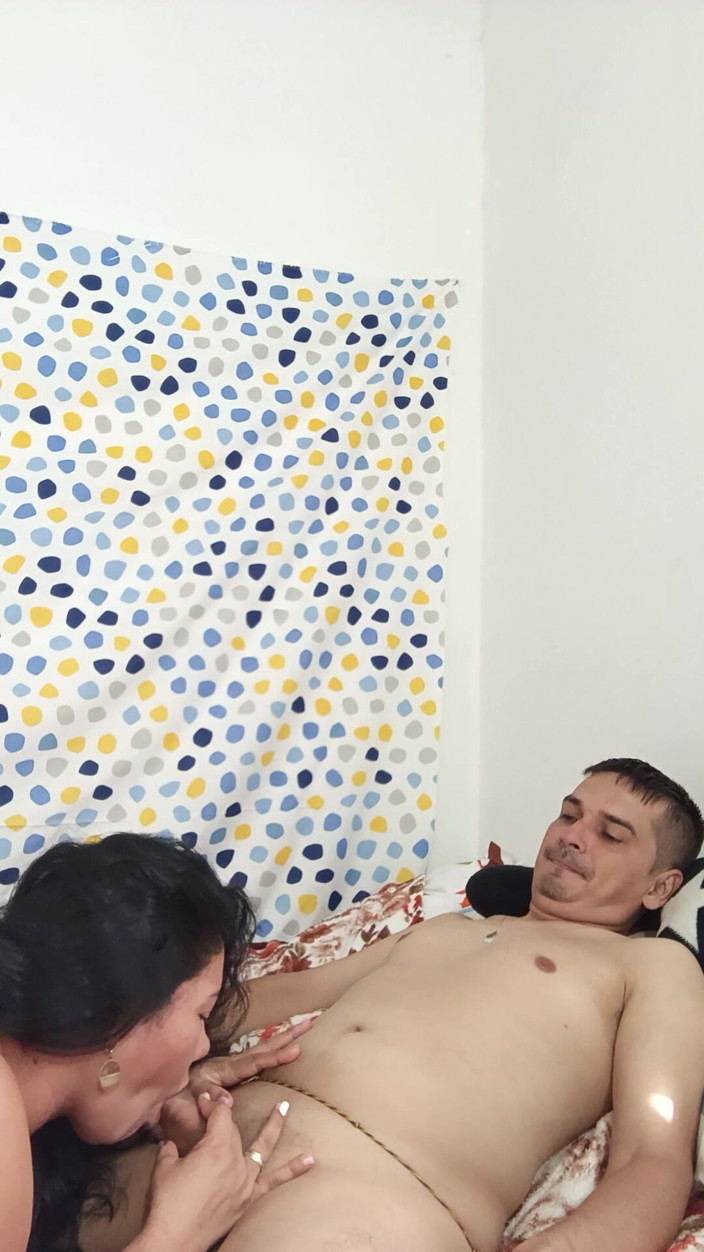 Couple amateur: Cute Girlfriend Sucking Cock