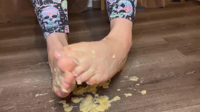 EeveeXo: Squishing Bananas Under My Bare Feet Food Fetish Sploshing