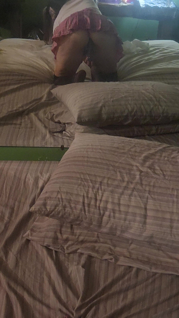 Goode Girl: 딜도를 타고 남편의 자지와 공을 빨아주는 구드 소녀