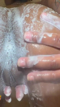 Thot, mince et adorable, exhibe son cul et ses tatouages sous la douche !