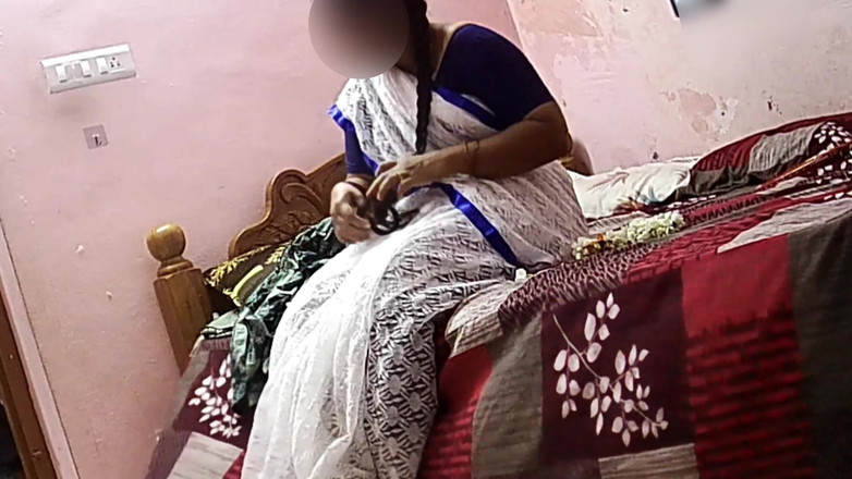 Black & white desicat: मैंने अपनी सेक्सी पड़ोसी पत्नी को फूल दिए उसने अपनी चूत खोली हमें अच्छी लंबी चुदाई में मज़ा आया