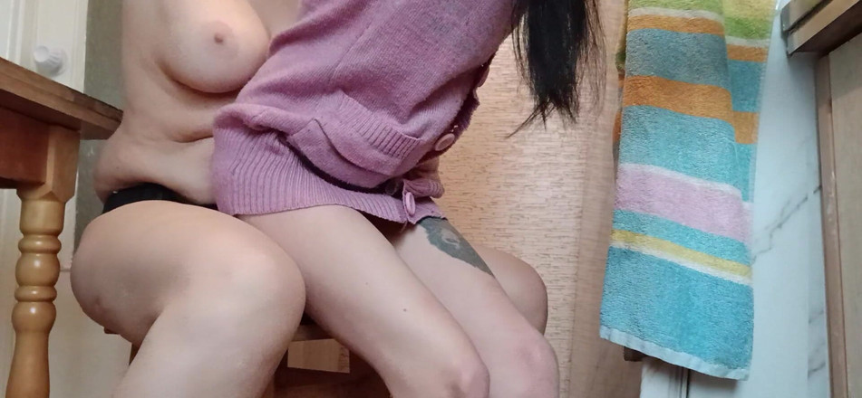 Lesbian-illusion: 스트랩 온으로 부엌에서 빠른 레즈 섹스