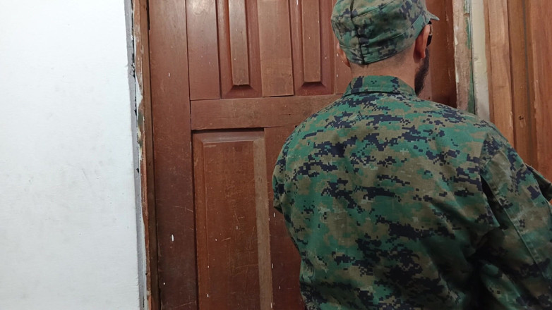 NEGRITA SEXY: En läkare famlar sensuellt en soldat på läkarmottagningen under en...