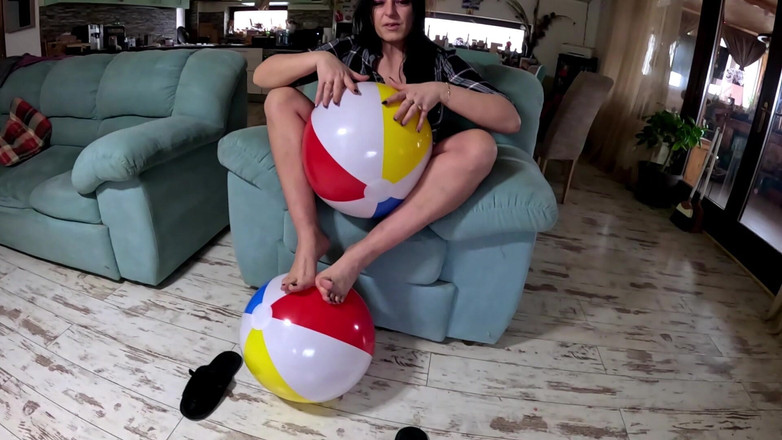MilfyCalla: Пляжное давление мяча игра босиком, сжимание, верблюжья лапка и давка бедер