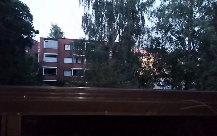 Homo Kotilainen: Homo Kotilainen se branle et jouit sur son balcon à Kuopio.