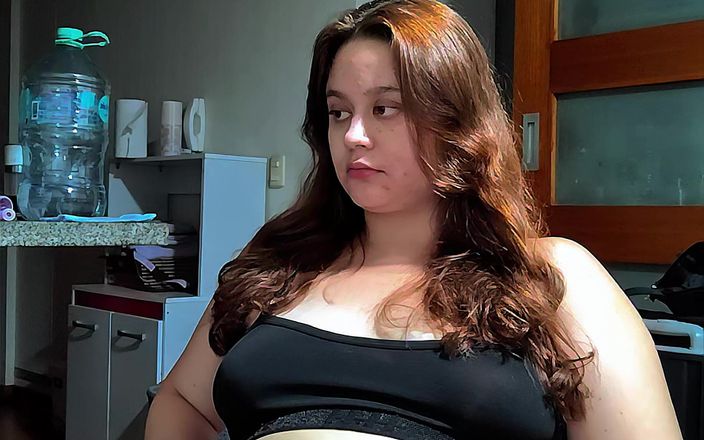 Nicole Passat: Горячая пухлая женщина заполняет ее круглый живот сладостями