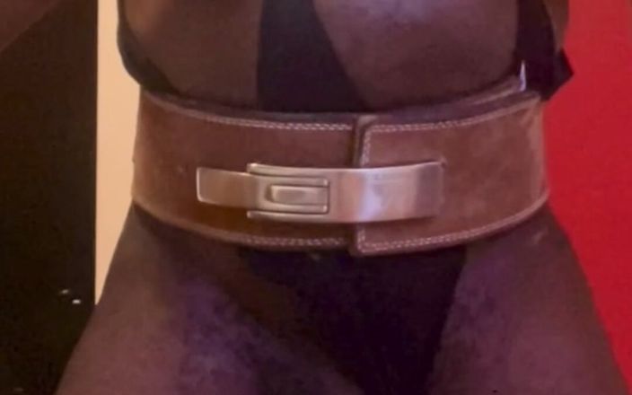 Black mature kinky muscle: Egzersiz sonrası yarak memeli ve tek başına göt