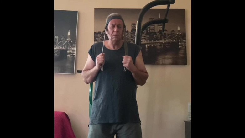 Alex Igogo: Тренируется и мастурбирует