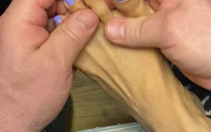 Naelor: Piccoli piedi sexy che ricevono un massaggio