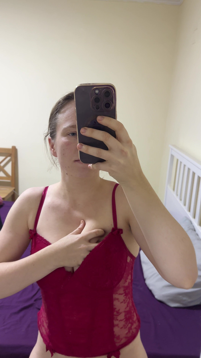 SweetLucy96: Biustna blondynka sama się palcuje