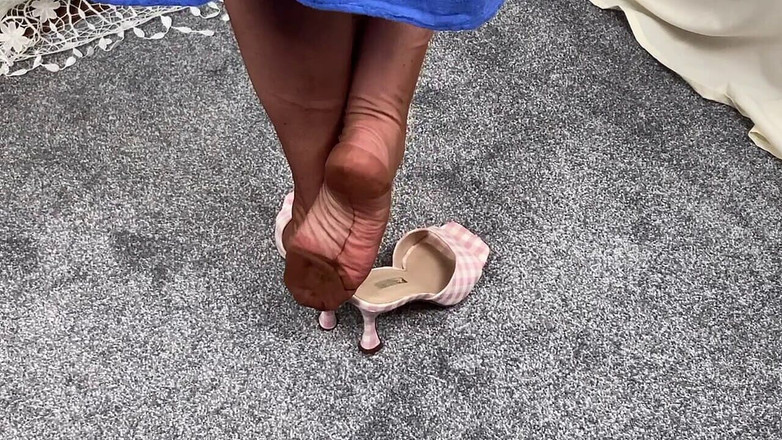 Mr MF: 熟女夫人从教堂回家后脱脚