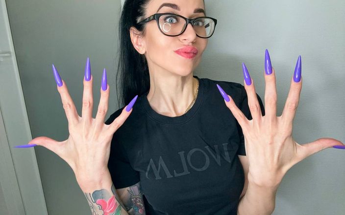Julia domaina: Dedo estalando e chupando dedos com unhas roxas longas, óculos e...