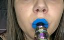 Your fantasy studio: Vaping Nahaufnahme mit blauem lippenstift