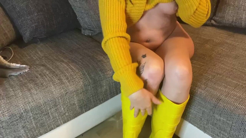 Jenny-Cum84: Lastik çizmelerimle mastürbasyon yapıyor!