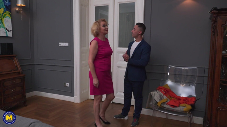 Mature NL: Reife frau squirtet plus analer creampie.