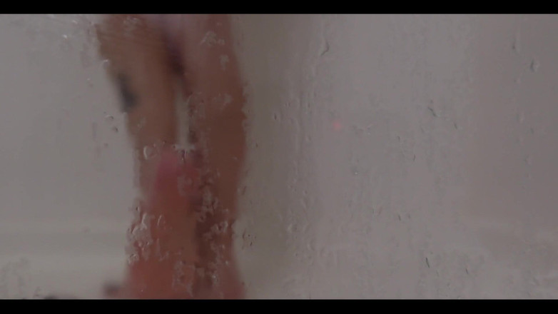 Raven Willow: シャワーで私の足で見ているあなたを捕まえました