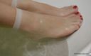 Mistress Legs: Gospodyni nogi w mokrych białych nylonowych skarpetkach