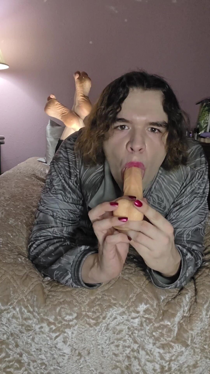 Miss Dimples: Nonbinary Femboy Faz Algum Treinamento Na Garganta Enquanto Faz "the Pose"