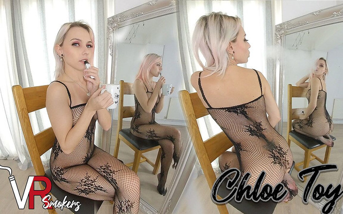 VR smokers: Chloe Toy - e-cigareta a fishnet bodysu