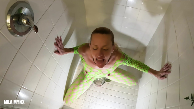 Mila Mynx: Neon slut Gulps doppia pisciata doccia