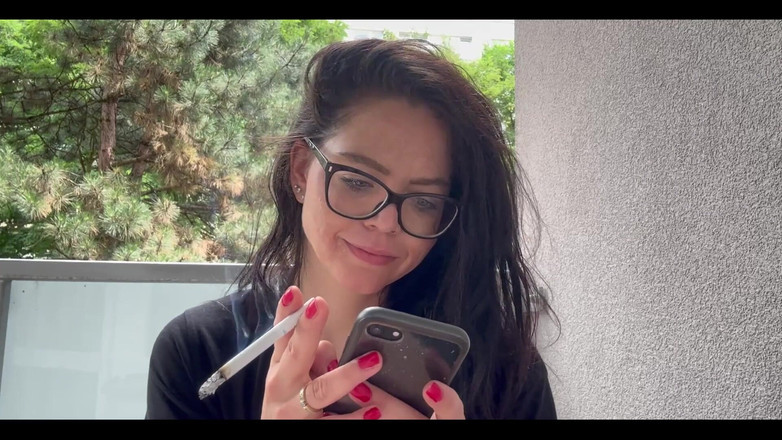 Shione Cooper: Fumer en répondant à mes onlyfans pour vos messages