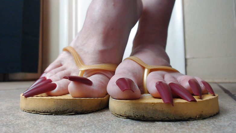 Abby Anna: 脚趾甲挂着黄色人字拖