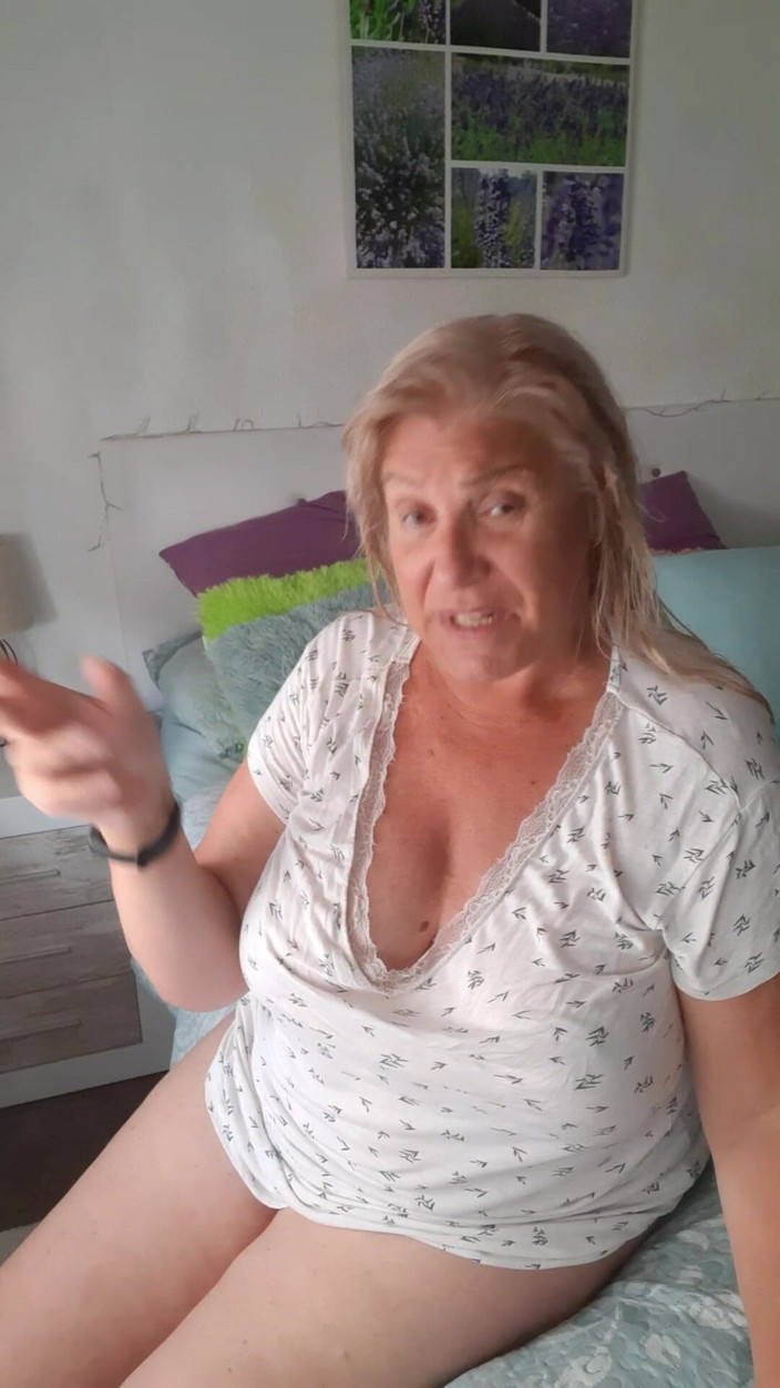 Lady Spain: Fina duştan tamamen çıplak çıkar ve hazırlanırken sohbet ediyor