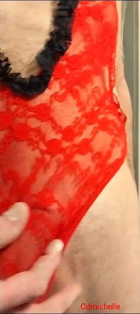 Travestito indossa tuta da orsacchiotto rosso