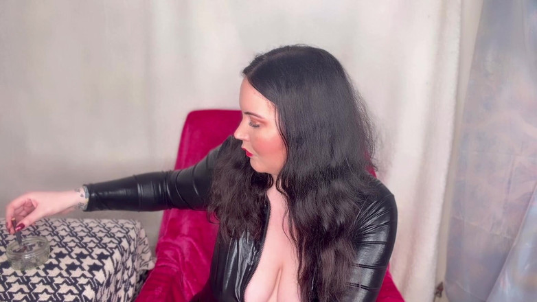 MissFFW: Міс дві жінки й чоловік насолоджуються сигаретою