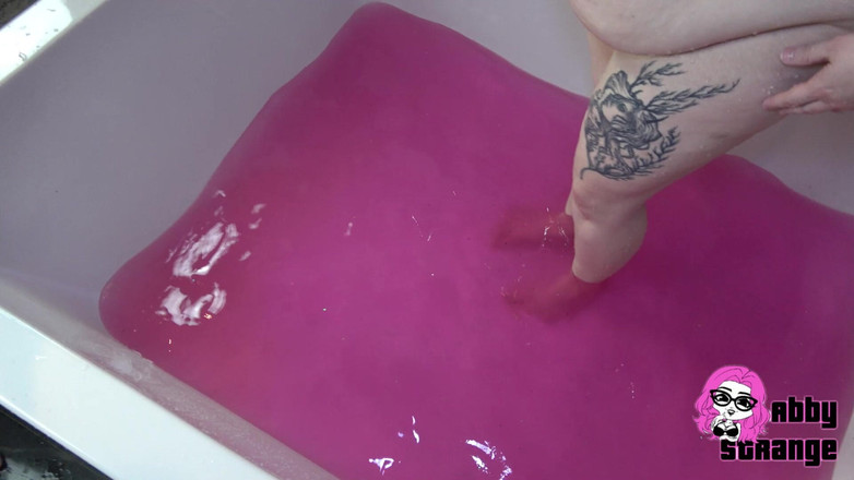 Abby Strange: シャインバートで全身に腹を立ててしまいます - 男による初めての黄金のシャワー!