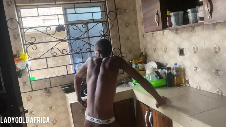 Ladywhite: キッチンにいる父のセクシーな妻とホットなビキニ