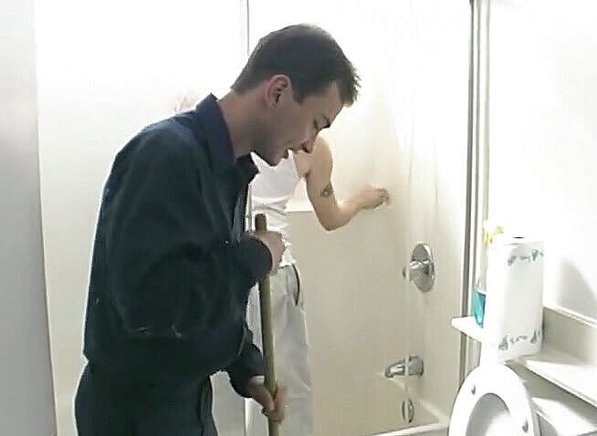 Bareback TV: White gay couple cock sucking in the bathroom