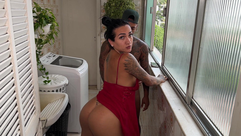 Slutty boys TS: 彼氏が仕事から帰ってきて硬いペニスを持って帰ってきて、彼は私のお尻全体に侵入して私を売春婦のように見せたかったのです