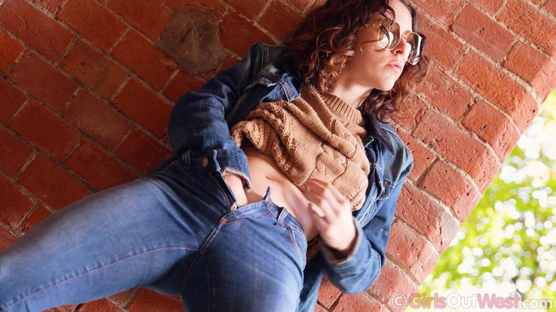 Girls Out West: Calda ragazza bruna mette da parte le mutandine e si...