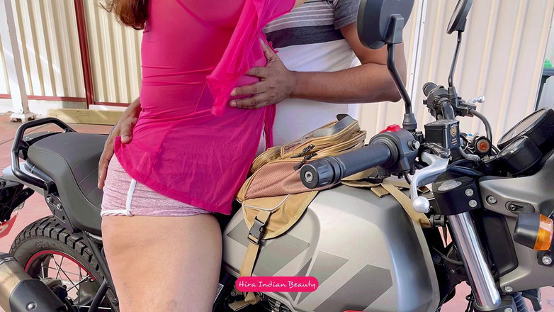 Hot 365 Entertainments: Індійська пара чуттєво займається любов'ю на велосипеді - натискання цицьок, гра з сосками та поцілунки на мотоциклі