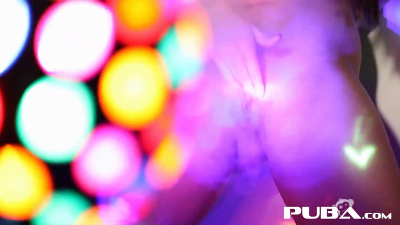 PUBA Solo: Sexig storbröstad discobollsbrud Alison Tyler