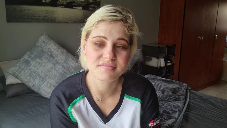 domslutfucker: Blondynka nie chce zajmować się swoim małym kutasem, pośrednim rozpadem