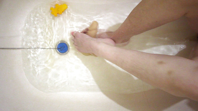 Hairypussyangel: Sexy nohy ve vaně, footjob a honění