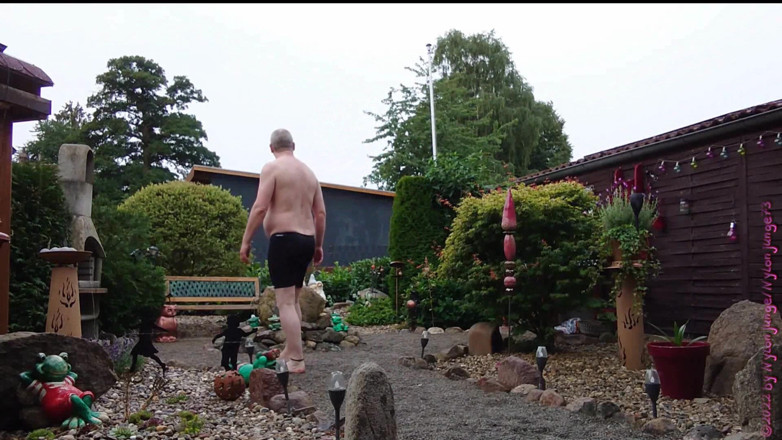 Carmen_Nylonjunge: Fat man in the front yard 1, swimming trunks