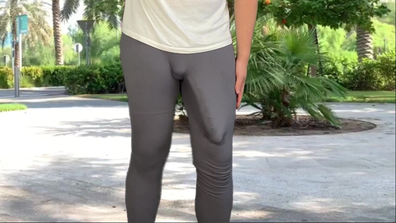 Lucas Nathan King: Exhibiționista cu pulă monstruoasă ejaculează în public