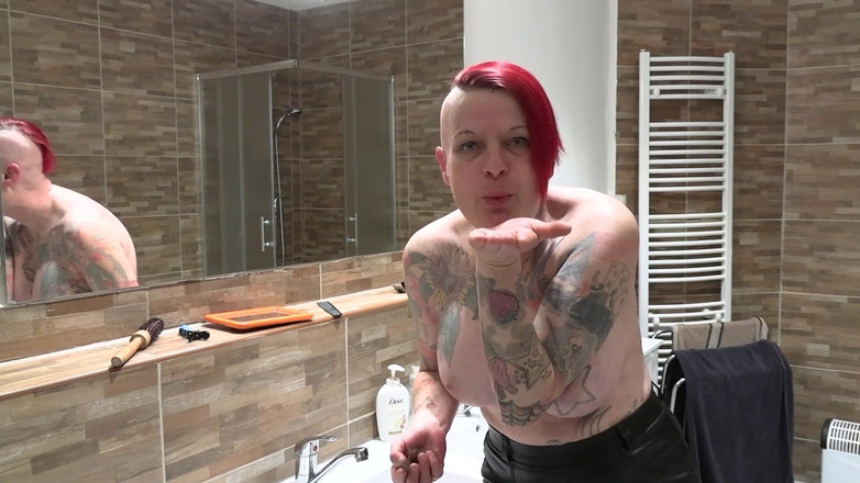 HornyMilfEva: 裸体自我剃毛理发特辑